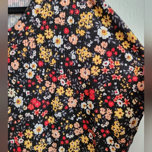 Kim & Cami - Floral Ribbed Tee - Picture 3 of 5